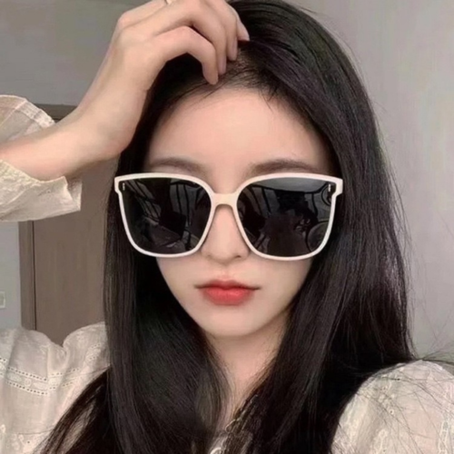 Unisex Retro Square Sunglasses – Oversized Black Frame with UV400 Protection